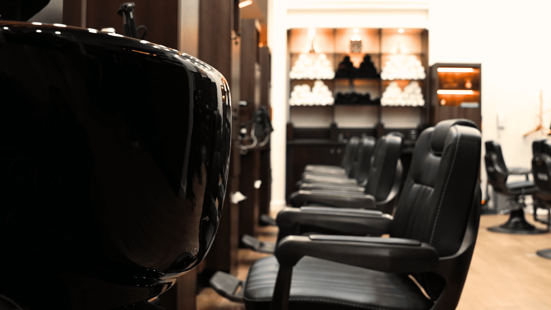Barber giving a sharp haircut and style at Hava Gents Salon, Jumeirah 2 Dubai